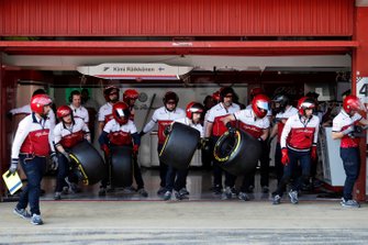 Les mécaniciens Alfa Romeo Racing se préparent pour un arrêt au stand
