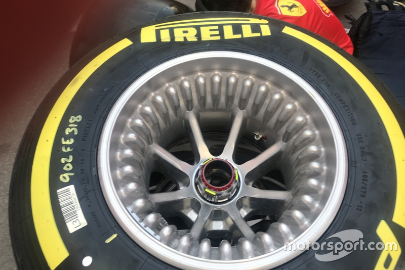 Pelek ban Ferrari SF90
