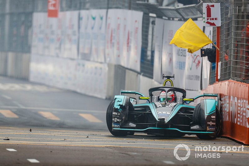 Nelson Piquet causante de la bandera amarilla