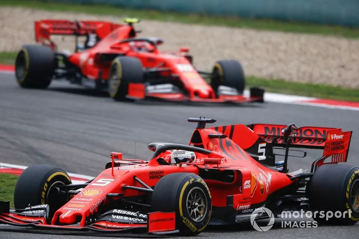 Sebastian Vettel, Ferrari SF90, precede Charles Leclerc, Ferrari SF90