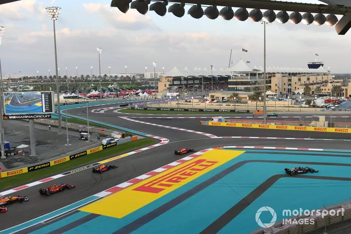 Lewis Hamilton, Mercedes W12, se va por el interior de la curva, Max Verstappen, Red Bull Racing RB16B, Sergio Pérez, Red Bull Racing RB16B