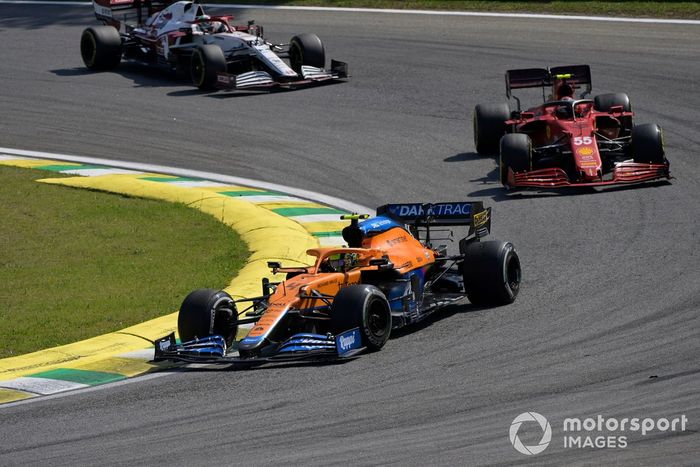 Lando Norris, McLaren MCL35M, Carlos Sainz Jr., Ferrari SF21, y Antonio Giovinazzi, Alfa Romeo Racing C41