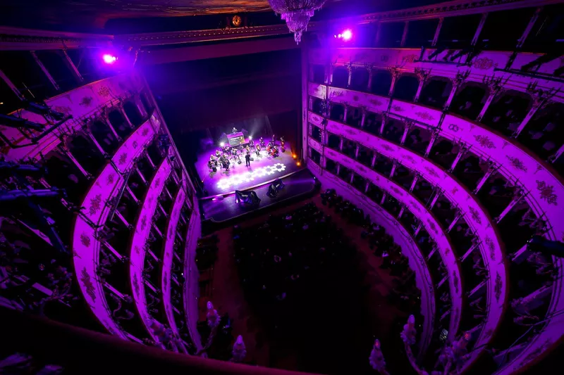 La cérémonie de VR46 au théâtre Rossini de Pesaro