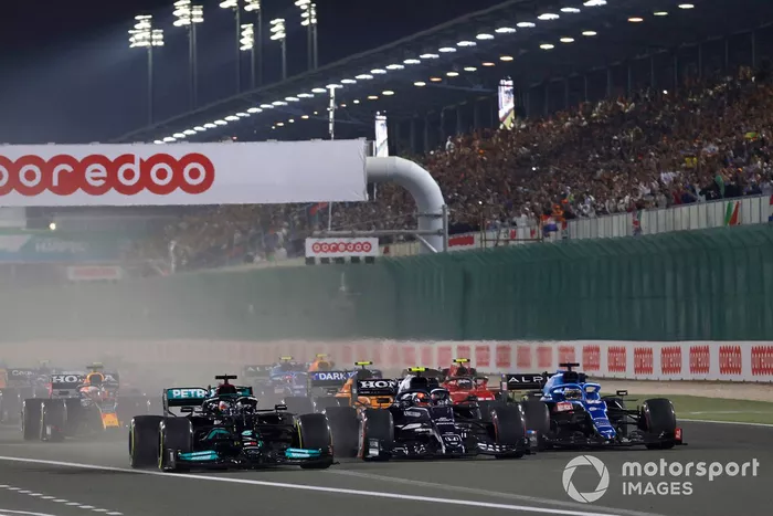 Arrancada: Lewis Hamilton, Mercedes W12, Pierre Gasly, AlphaTauri AT02, Fernando Alonso, Alpine A521