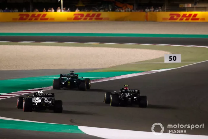 Lance Stroll, Aston Martin AMR21, Valtteri Bottas, Mercedes W12, y Yuki Tsunoda, AlphaTauri AT02