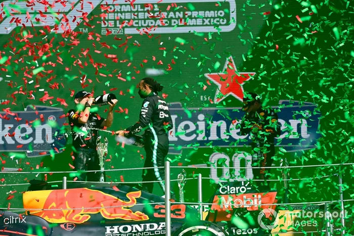 Podio: Adrian Newey, Director Técnico Red Bull Racing, segundo lugar Lewis Hamilton, Mercedes, tercer lugar Sergio Pérez, Red Bull Racing