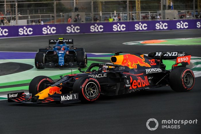 Max Verstappen, Red Bull Racing RB16B, Esteban Ocon, Alpine A521