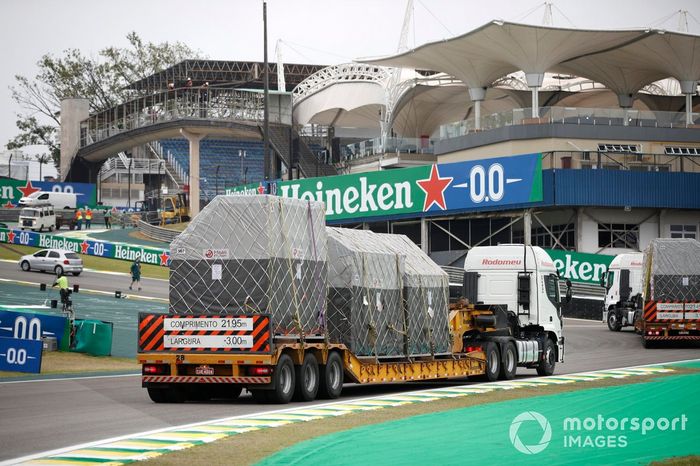 Camiones entregan el equipo en la pista