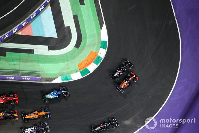 Lewis Hamilton, Mercedes W12, lucha con Max Verstappen, Red Bull Racing RB16B, y Valtteri Bottas, Mercedes W12