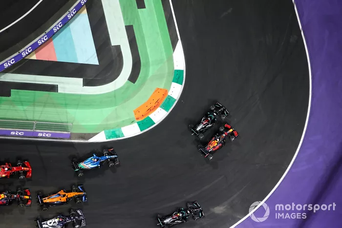 Lewis Hamilton, Mercedes W12, lucha con Max Verstappen, Red Bull Racing RB16B, y Valtteri Bottas, Mercedes W12