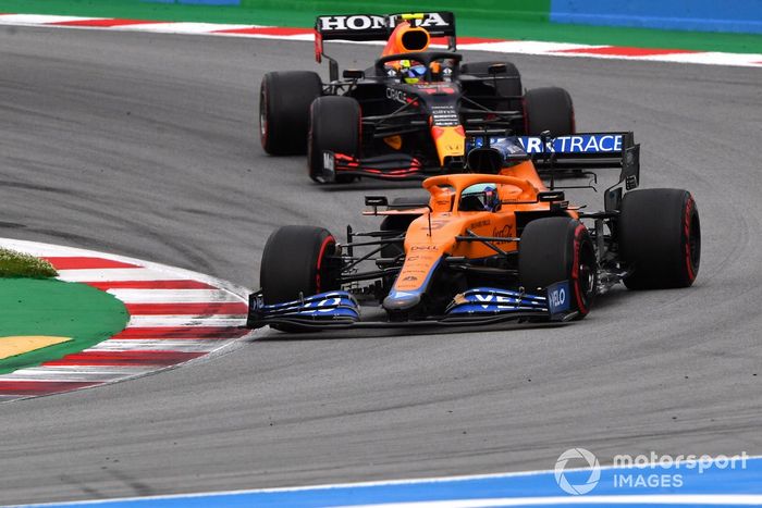 Daniel Ricciardo, McLaren MCL35M, Sergio Pérez, Red Bull Racing RB16B