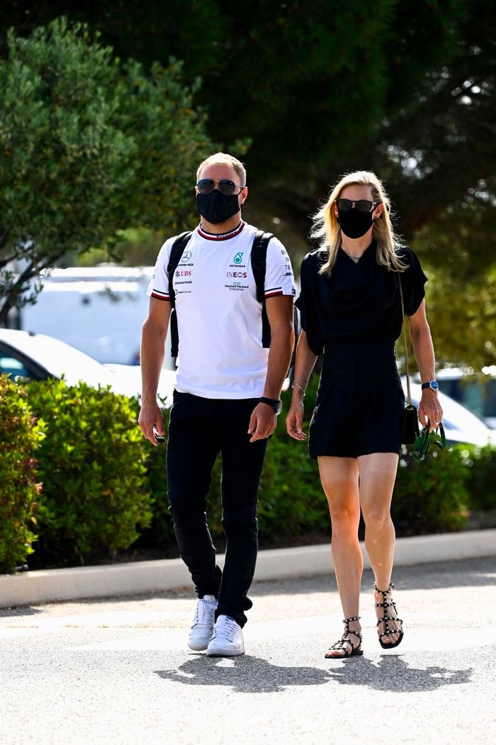 Valtteri Bottas, Mercedes y Tiffany Cromwell 