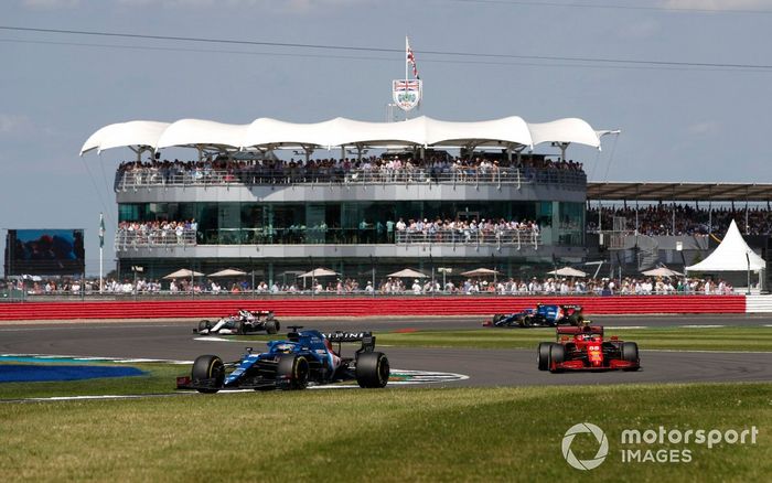 Fernando Alonso, Alpine A521, Carlos Sainz Jr., Ferrari SF21