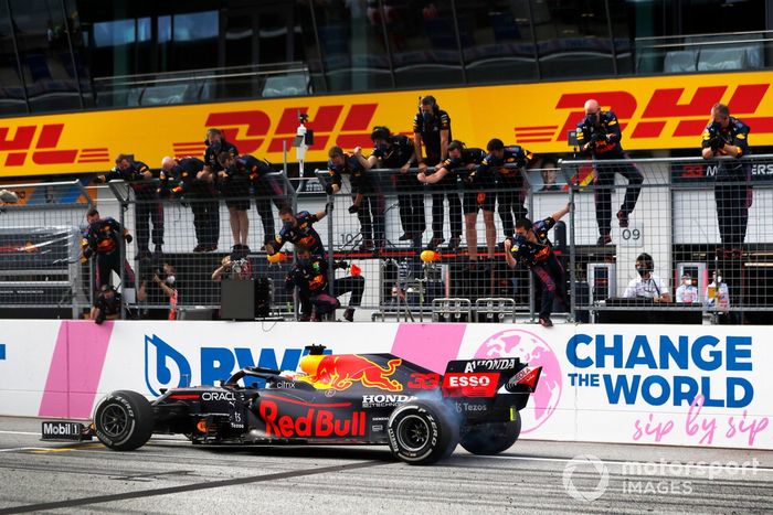 Max Verstappen, Red Bull Racing RB16B, cruza la línea de meta para ganar la carrera