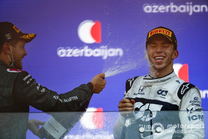 Podio: segundo lugar Sebastian Vettel, Aston Martin, tercer lugar Pierre Gasly, AlphaTauri