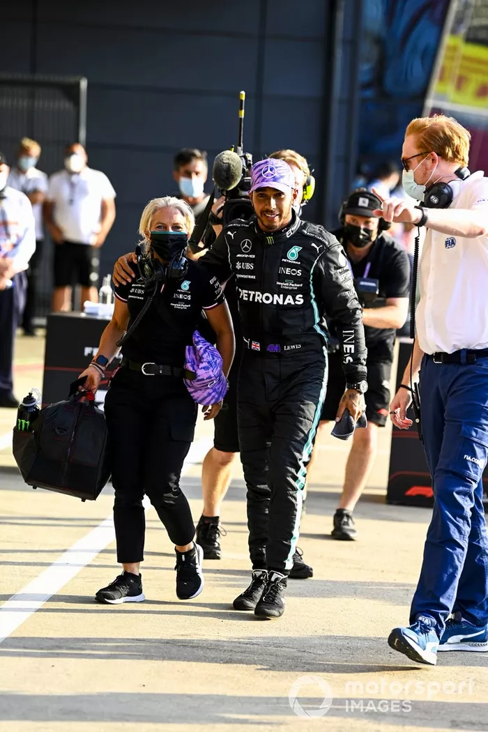 Ganador de la primera posición para la carrera Sprint Lewis Hamilton, Mercedes con Angela Cullen, Physio