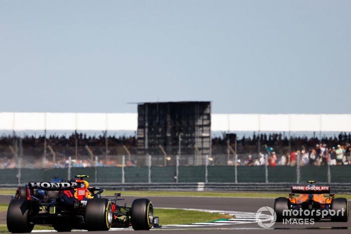 Lando Norris, McLaren MCL35M, Sergio Pérez, Red Bull Racing RB16B