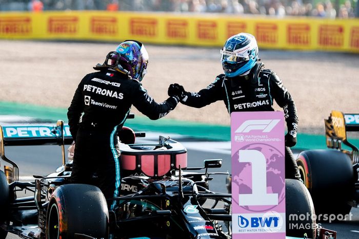 Valtteri Bottas, de Mercedes, felicita a Lewis Hamilton, de Mercedes, por conseguir la primera posición para la carrera sprint
