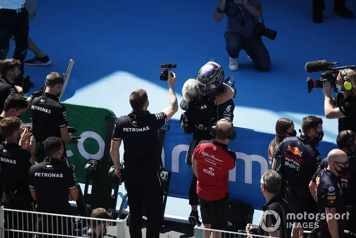 Ganador de la pole Lewis Hamilton, de Mercedes, es felicitado por su equipo tras conseguir su 100ª pole position