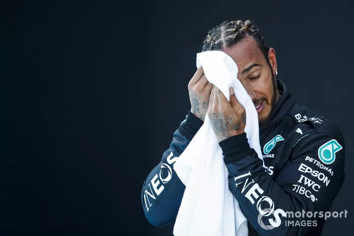 Lewis Hamilton, de Mercedes, es entrevistado por Pedro de la Rosa tras conseguir su pole número 100 en la F1