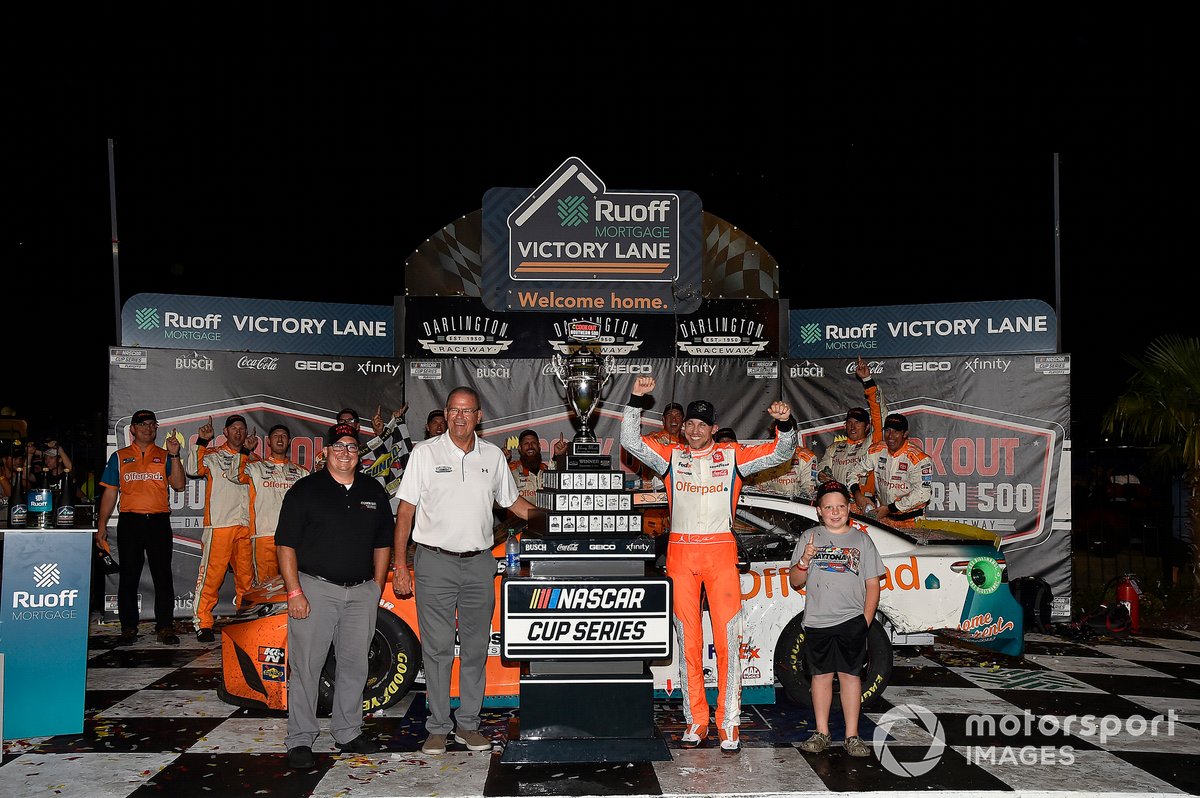 Race winner Denny Hamlin, Joe Gibbs Racing, Toyota Camry Offerpad