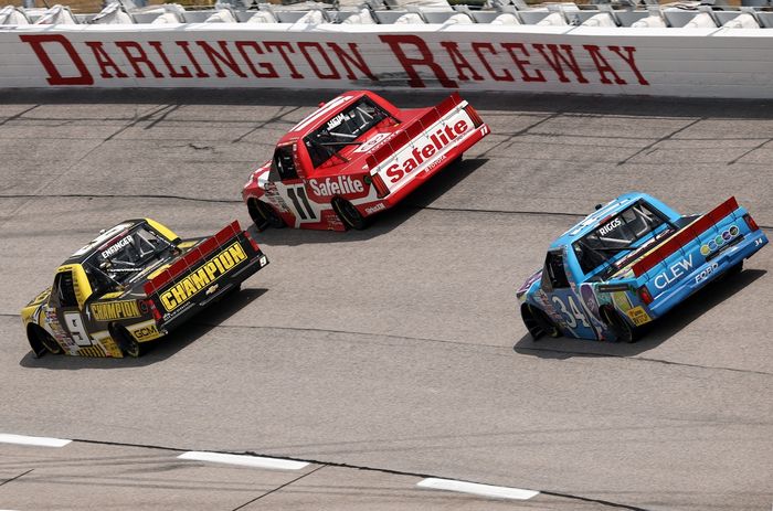 Grant Enfinger, CR7 Motorsports Chevrolet, Corey Heim, TRICON Garage Toyota; Layne Riggs, Front Row Motorsports Ford