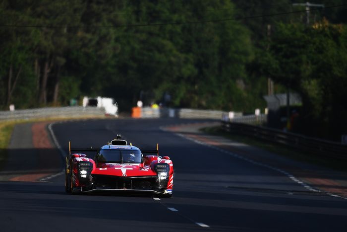 #7 Toyota Gazoo Racing Toyota GR010 - Híbrido: Mike Conway, Kamui Kobayashi, Nyck De Vries