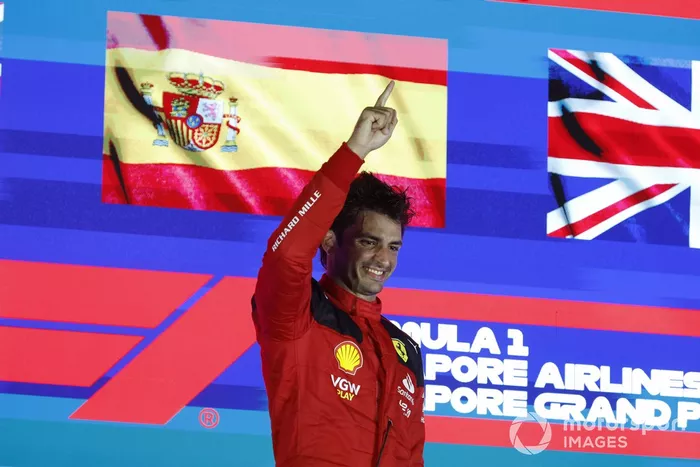 Carlos Sainz, Scuderia Ferrari, 1ª posición, celebra en el podio