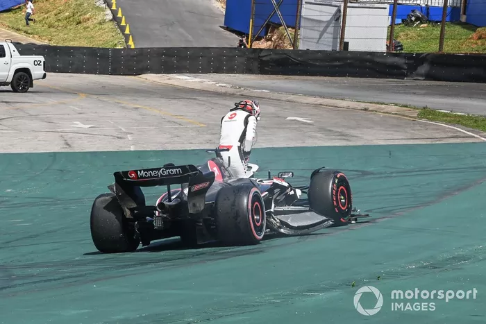 Kevin Magnussen, Haas F1 Team, sale de su coche dañado tras chocar en la salida con Alex Albon, Williams FW45