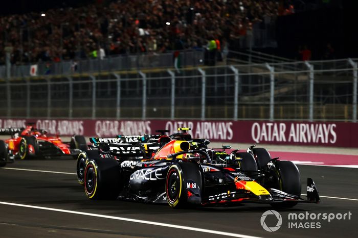 Max Verstappen, Red Bull Racing RB19, Lewis Hamilton, Mercedes F1 W14, George Russell, Mercedes F1 W14, Charles Leclerc, Ferrari SF-23, el resto de la parrilla en la salida.