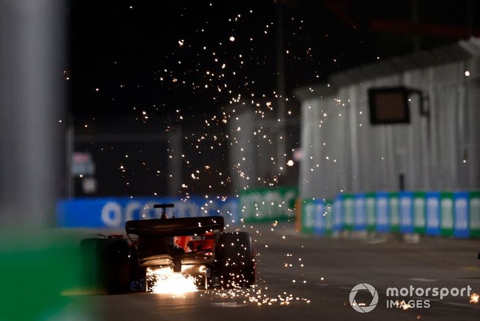 Charles Leclerc y el Ferrari SF-23 saltan chispas