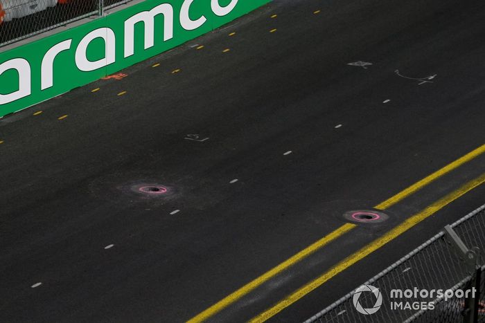 Arquetas en la vía marcadas para su reparación