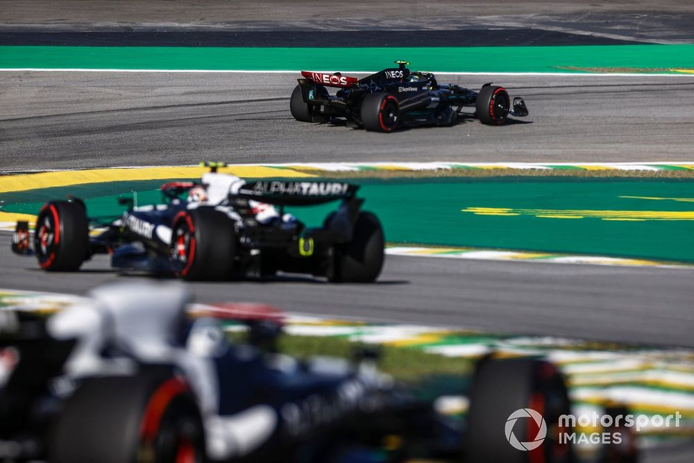 Lewis Hamilton, Mercedes F1 W14, Yuki Tsunoda, AlphaTauri AT04 