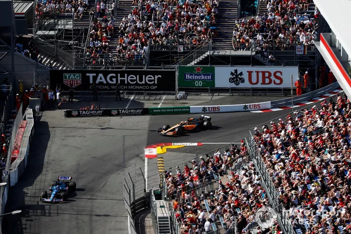 Fernando Alonso, Alpine A522, Daniel Ricciardo, McLaren MCL36