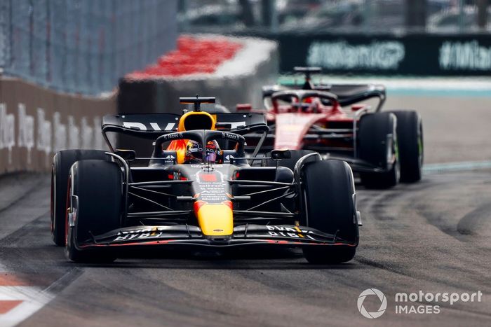 Max Verstappen, Red Bull Racing RB18, Charles Leclerc, Ferrari F1-75