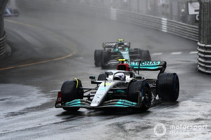Lewis Hamilton, Mercedes W13, Sebastian Vettel, Aston Martin AMR22