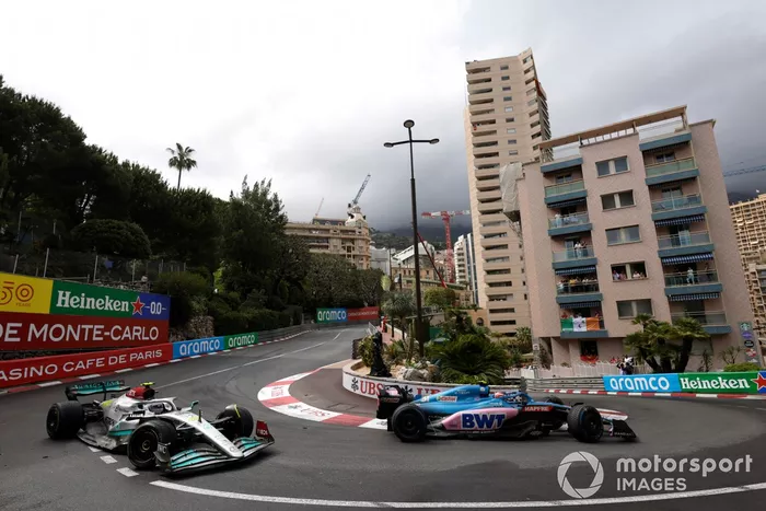 Esteban Ocon, Alpine A522, Lewis Hamilton, Mercedes W13
