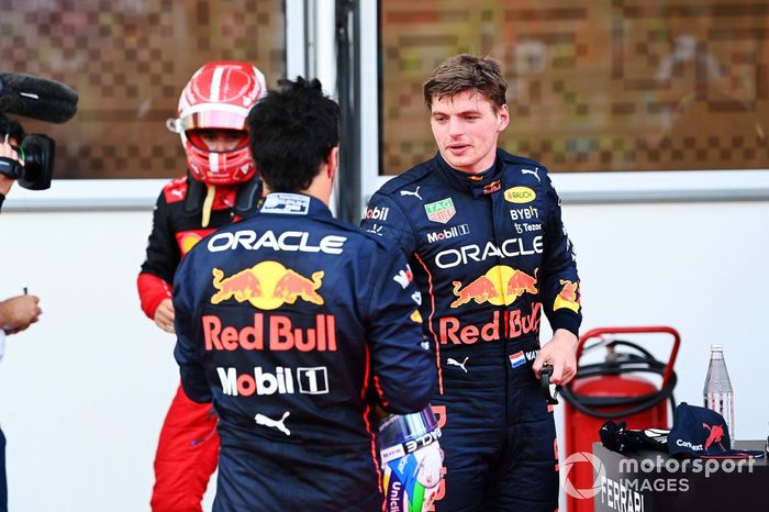 Segundo puesto Sergio Pérez, Red Bull Racing, y el tercer puesto Max Verstappen, Red Bull Racing, en Parc Ferme 