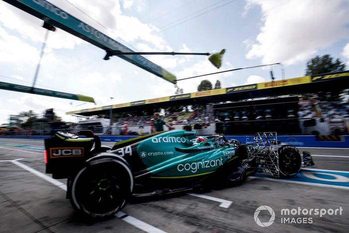 Nyck de Vries, Aston Martin AMR22, sale del garaje