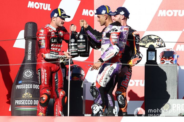 Podio: ganador Jack Miller, Ducati Team, tercer lugar Jorge Martín, Pramac Racing, segundo lugar Brad Binder, Red Bull KTM Factory Racing podium