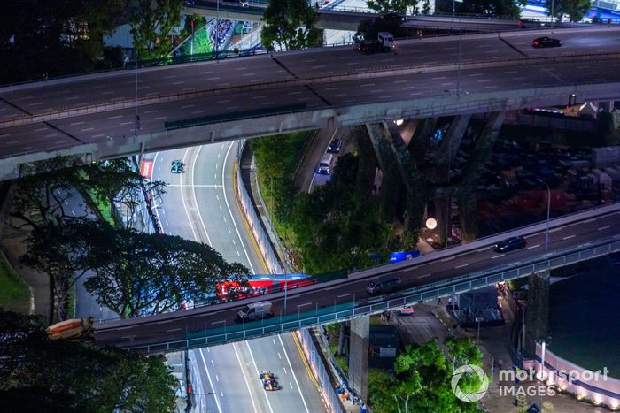 Una vista aérea de la acción nocturna durante la clasificación