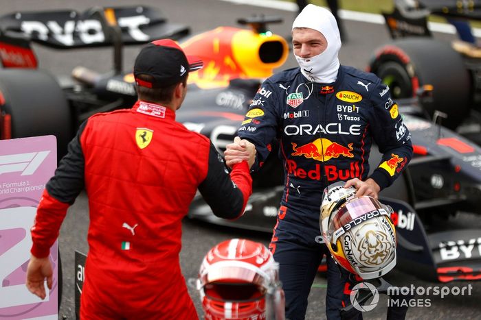 El ganador de la pole, Max Verstappen, Red Bull Racing, y el segundo, Charles Leclerc, Ferrari