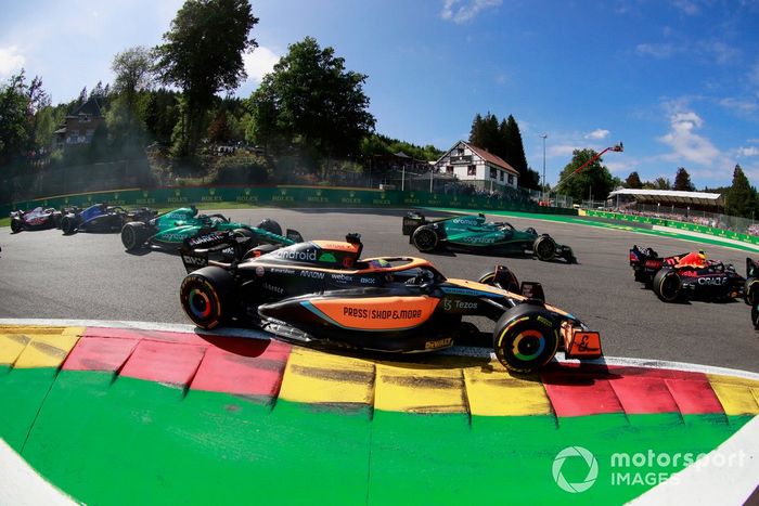 Sebastian Vettel, Aston Martin AMR22, Daniel Ricciardo, McLaren MCL36, Lance Stroll, Aston Martin AMR22, Alex Albon, Williams FW44, el resto en la salida