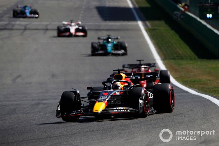 Max Verstappen, Red Bull Racing RB18, Charles Leclerc, Ferrari F1-75