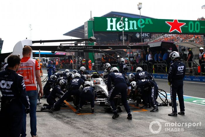 Yuki Tsunoda, AlphaTauri AT03, en los boxes