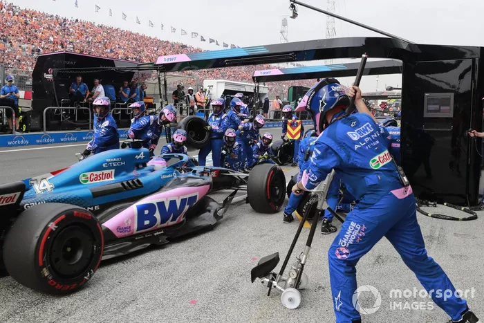 Fernando Alonso, Alpine A522, hace una parada en boxes