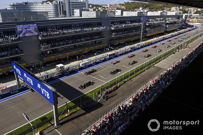 Lewis Hamilton, Mercedes F1 W11, Max Verstappen, Red Bull Racing RB16, Valtteri Bottas, Mercedes F1 W11, Sergio Pérez, Racing Point RP20, al inicio