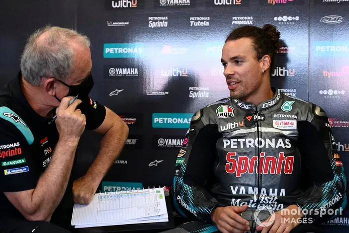 Franco Morbidelli, y el jefe del equipo Petronas Yamaha SRT, Ramón Forcada, celebran la carrera número 500