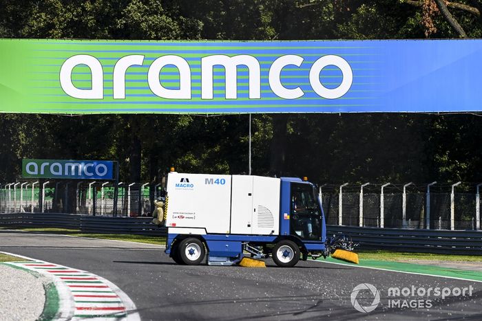 Una barredora quita la grava del circuito