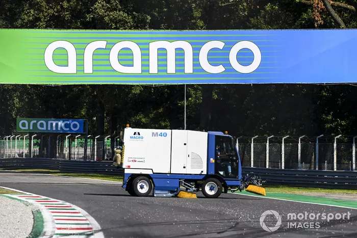 Una barredora quita la grava del circuito